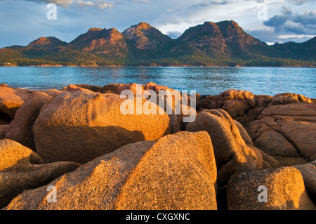 Abendlicht auf die Gefahren im Freycinet National Park. Stockfoto