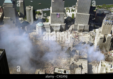 Eine Luftaufnahme der Zerstörung von Terroristen des World Trade Centers 15. September 2001 in New York City. Die Aussicht ist im Westen mit einer amerikanischen Flagge auf einem der World Financial Center Türme drapiert. Der Hudson River ist im Hintergrund. Stockfoto