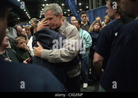 US-Präsident George W. Bush Komfort Familien der Opfer des World Trade Centers angreifen 14. September 2001 in New York City. Stockfoto