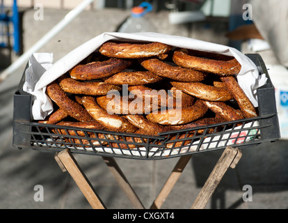 Straßenverkäufer bedeutet türkischen "Simit" Sesam Ringe in Ankara, Anatolien. Stockfoto