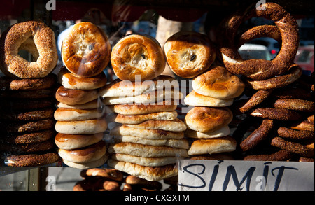 Straßenhändler verkaufen türkischen "Simit" Sesam Ringe in Ankara, Anatolien. Stockfoto