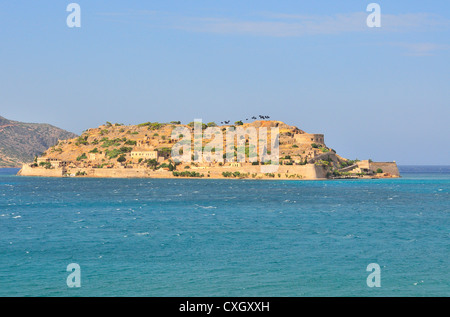 Spinalonga, Kreta,Griechenland vom Dorf Plaka auf dem Festland aus gesehen.einst berühmt als Leprakolonie, verewigt in einem Roman ‘die Insel'. Stockfoto