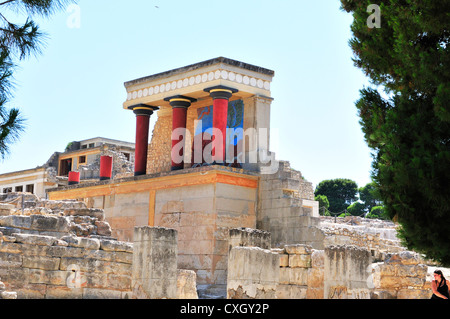 Knossos Minoan Palast . Restaurierter Nordeingang mit aufladendem Bullenfresko, Kreta, Griechenland Stockfoto