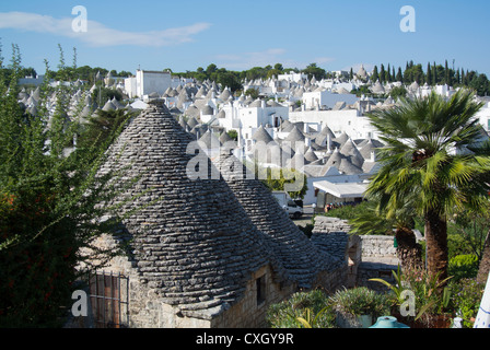 Alberobello, Apulien, Italien, eine Landschaft mit traditionellen Trulli-Häusern Stockfoto