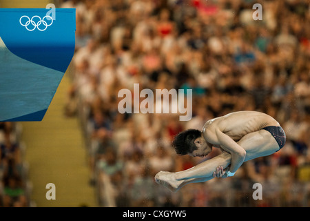 Lin Yue (CHN) im Wettbewerb mit 10m-Turmspringen bei den Olympischen Sommerspielen 2012 in London Stockfoto