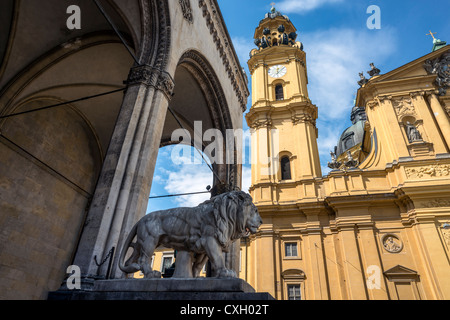 Halle der Comanders Skulptur eines Löwen vor Theatiner Kirche St. Kajetan, München, Bayern, Deutschland, Europa Stockfoto