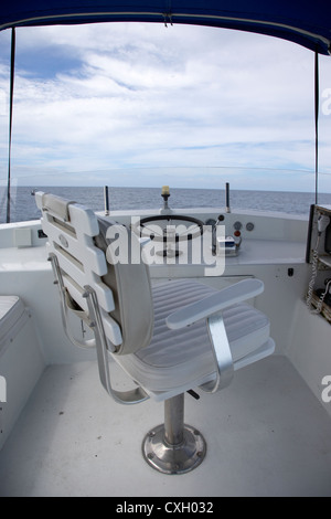 Steuerelemente auf der Flybridge-Deck eines Fischerbootes Charta im Golf von Mexiko aus Key West Florida usa Stockfoto