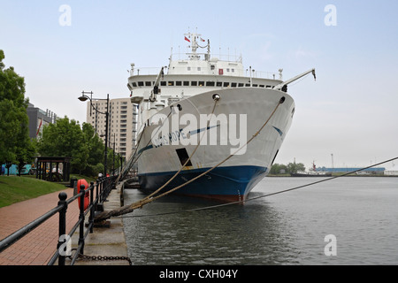 Das Kreuzschiff „Logos Hope“ dockte an Cardiff Docks Wales UK an Stockfoto