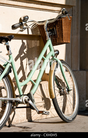 Fahrrad gelehnt Wand in Paris, Frankreich Stockfoto