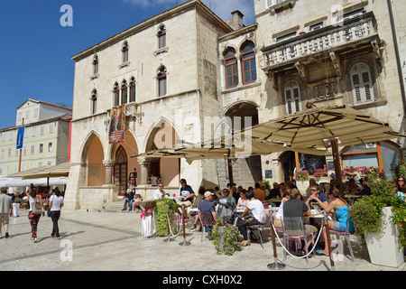 Gartenrestaurants in Narodni Trg Pjaca, Old Town, Split, Split-Dalmatien, Kroatien Stockfoto