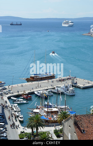 Blick auf Altstadt Hafen vom Turm der Kathedrale Saint Dommios, Split, Split-Dalmatien, Kroatien Stockfoto