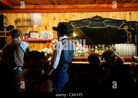 Im Inneren eines Replikats einer Wild-West-Limousine. Cowboys in einem alten Westernsaloon in La Reserva Sevilla El Castillo de las Guardas. Stockfoto