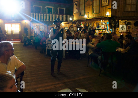 Cowboy-Schütze mit Pistole Aktion Schützengesellschaft in authentischen Salon im amerikanischen Westen Altstadt, La Reserva Sevilla Stockfoto