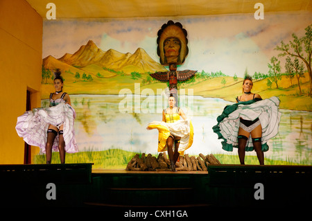 Im Inneren eines alten Wildwest Saloon. Vorderansicht der Frauen singen und tanzen, touristische Attraktion in einem Westernsaloon, Spanien Stockfoto