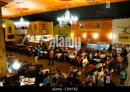 Im Inneren eine Replik von einem alten Wild-West-Saloon. Sehenswürdigkeit in einem Westernsaloon in La Reserva, Sevilla Stockfoto