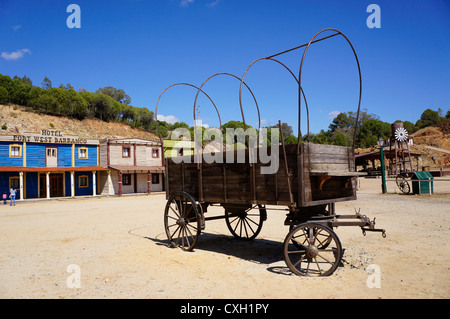 Westernstadt, getrennt eine Frontalansicht von einem alten Hotel Fort West Barranco und mit Kutsche, Wagenrad, Sevilla, Spanien Stockfoto