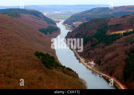 Blick auf die Saar-Schleife (Saarschleife) aus der Sicht in Orscholz, Saarland / Deutschland. Einen warmen Frühlingsabend. Stockfoto