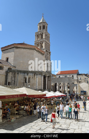 Blick auf Kathedrale Saint Dommios aus Poljana Kraljice Jelene, Old Town, Split, Split-Dalmatien, Kroatien Stockfoto