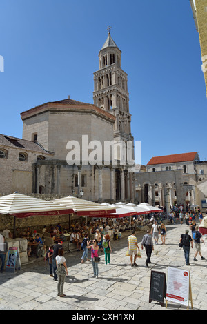 Blick auf Kathedrale Saint Dommios aus Poljana Kraljice Jelene, Old Town, Split, Split-Dalmatien, Kroatien Stockfoto