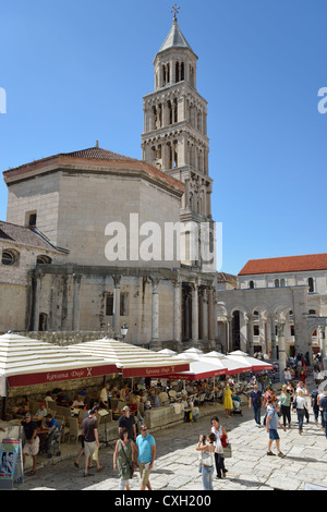 Blick auf Kathedrale Saint Dommios aus Poljana Kraljice Jelene, Old Town, Split, Split-Dalmatien, Kroatien Stockfoto