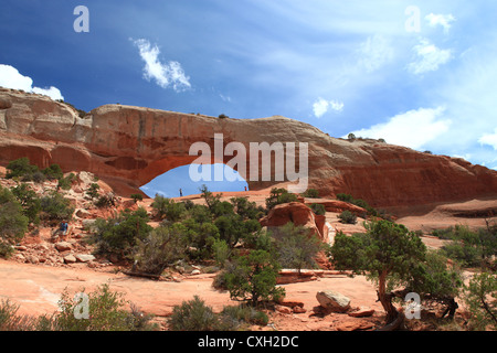 Wilson Arch, ein riesiger natürlichen Sandstein Bogen in Moab, Utah, USA Stockfoto