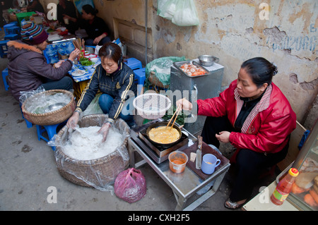 Frau braten Ei für eine Straße essen Frühstück, Hanoi Stockfoto