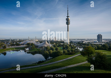 Fernsehturm, Olympiaturm und Olympiahalle im Olympiapark mit dem BMW Gebäude im Hintergrund, München, Bayern, PublicGround Stockfoto