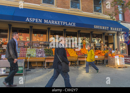 Hoboken, New Jersey, USA, Straßenszenen, Gourmet Food Supermarkt-Ladenfront, „Aspen Marketplace“ Gentrifizierung [USA] Menschen gehen Stockfoto