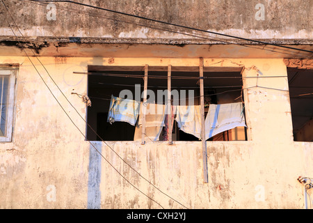 Wäsche hängt an Linie im Altbau, Trincomalee. Stockfoto