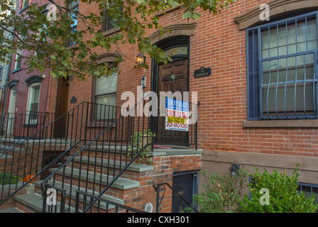 Hoboken, New Jersey, USA, Straßenszenen, Reihenhäuser, Stadthäuser Treppen, mit 'zum Verkauf' Schild. Sandsteinhäuser Stockfoto