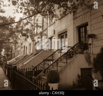 Hoboken, New Jersey, USA, Straßenszenen, Reihenhäuser, Vintage View, Schwarzweiß, Brownstone-Häuser, Mietmarkt für Appartementgebäude Stockfoto
