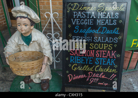 Hoboken, NJ, USA, lokale italienisches Restaurant, Feinkost, Tafel Menü und Koch-Statue, unterzeichnen "Luca Brasi" Stockfoto