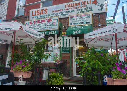 Hoboken, New Jersey, USA, italienisches Restaurant, Small Business, lokale Pizzeria, Ladenfront mit Schildern bedeckt, amerikanische alte Geschäfte Stockfoto