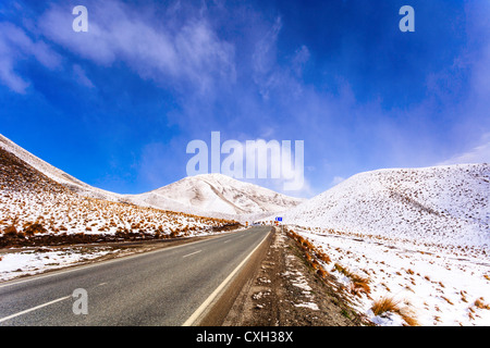 Schnee in Lindis Pass, eine spektakuläre Alpenpass auf der Straße von Christchurch, Queenstown. Stockfoto