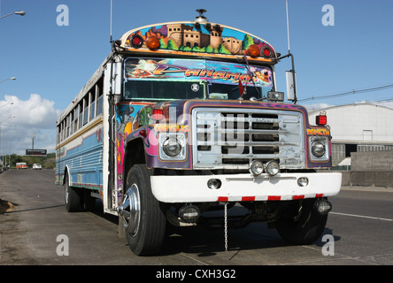 Hell eingerichtete öffentliche Busse in Panama City, Panama, Mittelamerika Stockfoto