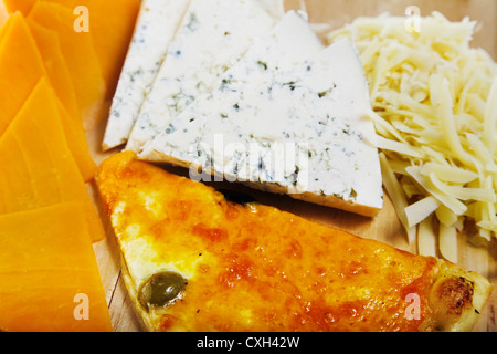 in Scheiben geschnittenen Käse und pizza Stockfoto