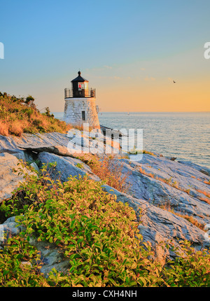 Castle Hill Leuchtturm Leuchtturm bei Dämmerung goldenen Sonnenuntergang mit felsigen Klippen über Narragansett Bay Newport Rhode Island uns HDR Stockfoto