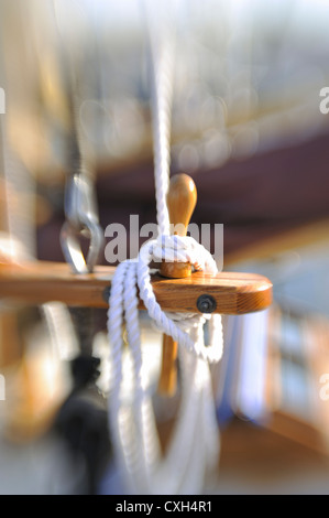 Segelboot rigging-Linien mit selektiven Fokus und Kopie, Rockland, Maine, USA. Mit einem Lensbaby genommen. Stockfoto