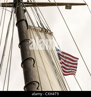 Eine amerikanische Flagge fliegt vom Mast des Schoners Großsegler Tyrone von Cape Cod zu Beginn der Sail Connecticut 2012 Stockfoto