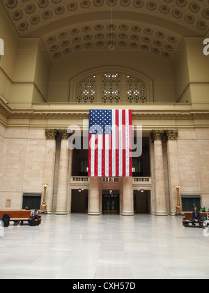 Innenansicht der Union Station, Chicago, mit großen Stars und Stripes Flagge Stockfoto