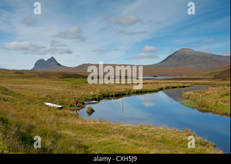 NW schottischen Berg Suliven und Fischer am Fluss Na Luirgean von Elphin Sutherland.   SCO 8549 Stockfoto