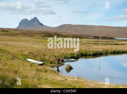 NW schottischen Berg Suliven und Angler auf dem Fluss Na Luirgean von Elphin Sutherland.  SCO 8550 Stockfoto