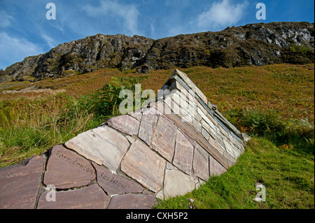 Eine geologische Wand, die Gesteinsschichten im Nachhinein Moine Schub zu zeigen, wie es heute ist.   SCO 8552 Stockfoto