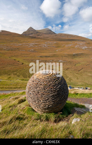 Cul Mor und die Globus Grafik von Joe Smith aus Moine Shist am Knockan Crag, NW Schottland hergestellt.  SCO 8558 Stockfoto