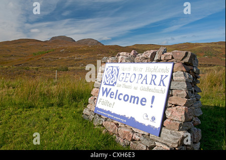 Die Geopark-Schild am Drumrunie Kreuzung nördlich von Ullapool, Wester Ross. Schottland.          SCO 8565 Stockfoto