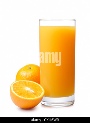 Orangensaft mit Orangen isoliert auf weiss Stockfoto
