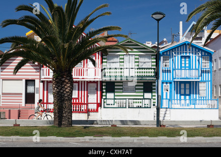 Traditionelle Süßigkeiten gestreift lackierte Strandhäuser in Costa Nova, Beira Litoral, Aveiro, Portugal Stockfoto