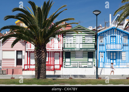 Traditionelle Süßigkeiten gestreift lackierte Strandhäuser in Costa Nova, Beira Litoral, Aveiro, Portugal Stockfoto