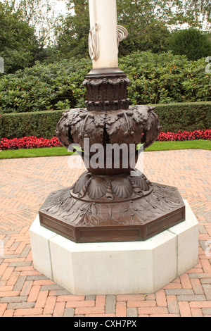 Die reich verzierten skulpturierten Fahnenmast Basis bei der amerikanischen Flanders Feld Friedhof Waregem Belgium Stockfoto