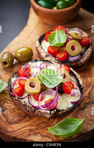 Riesigen Portobello-Pilze, gefüllt mit Mozzarella und Tomaten Stockfoto